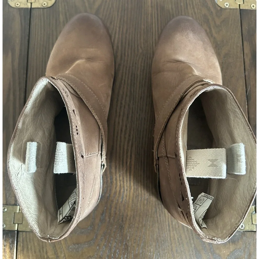 UGG Austin Fawn Ankle Boots Women's 7 Brown Leather Shearling Western Cowboy‎